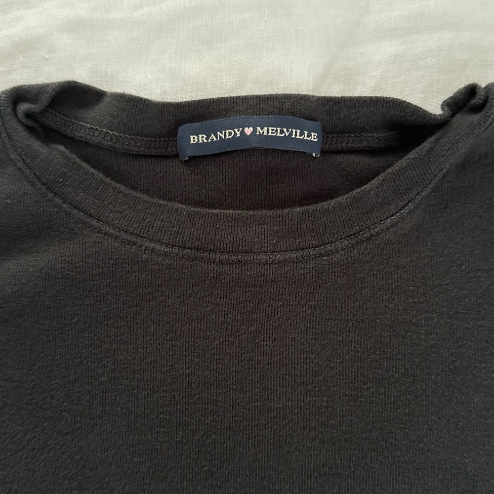 Brandy Melville - T- Shirts (3) - Picture 8 of 9